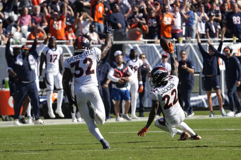 Russell Wilson throws 3 TDs, Broncos rally from 21 down to top Bears 31-28  