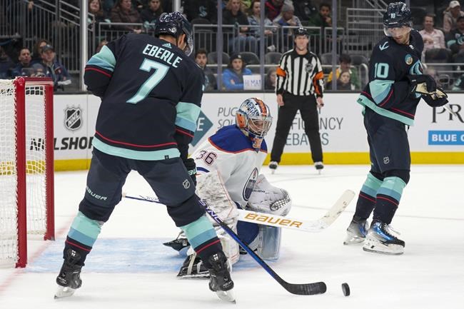 Ovechkin at 38 resumes his pursuit of Gretzky's NHL goals record