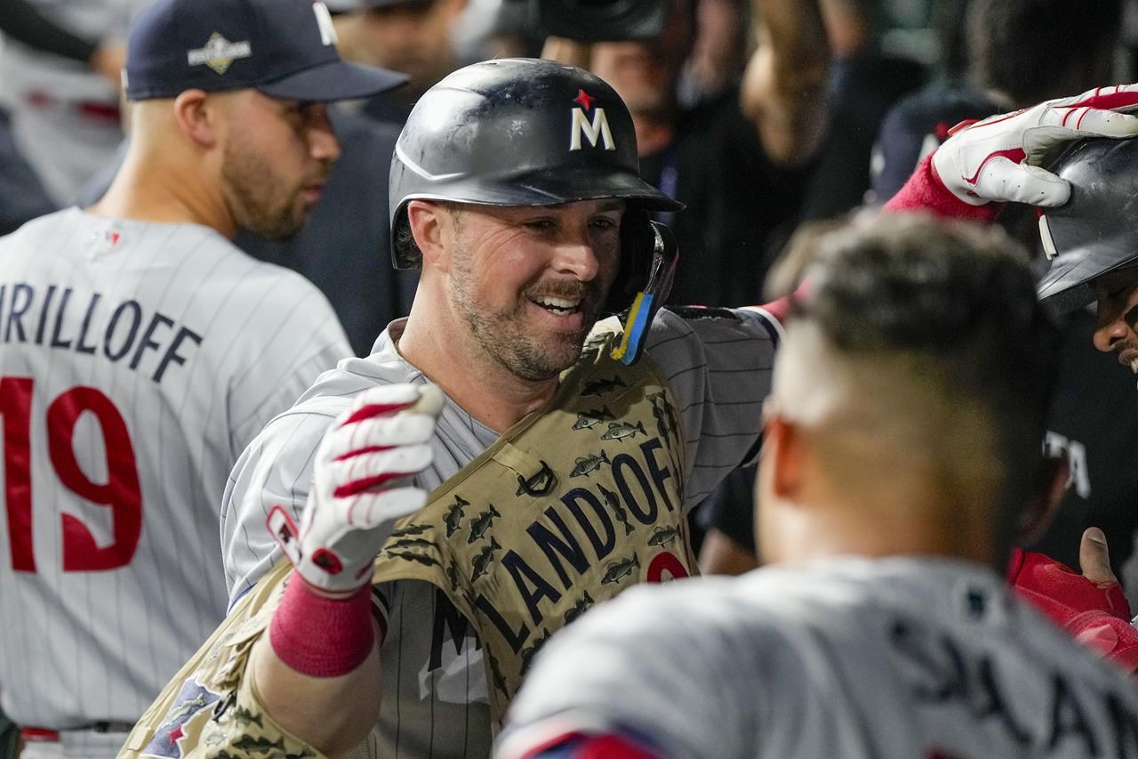 Abreu plays long ball as Astros rout Twins 9-1, take 2-1 ALDS lead