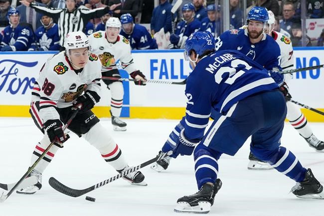 Blackhawks score 3 times in the 2nd period, roll to a 4-1 win over