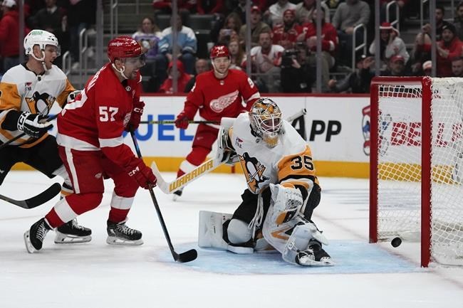 Red Wings score 3 goals early in 3rd to beat Senators 4-2