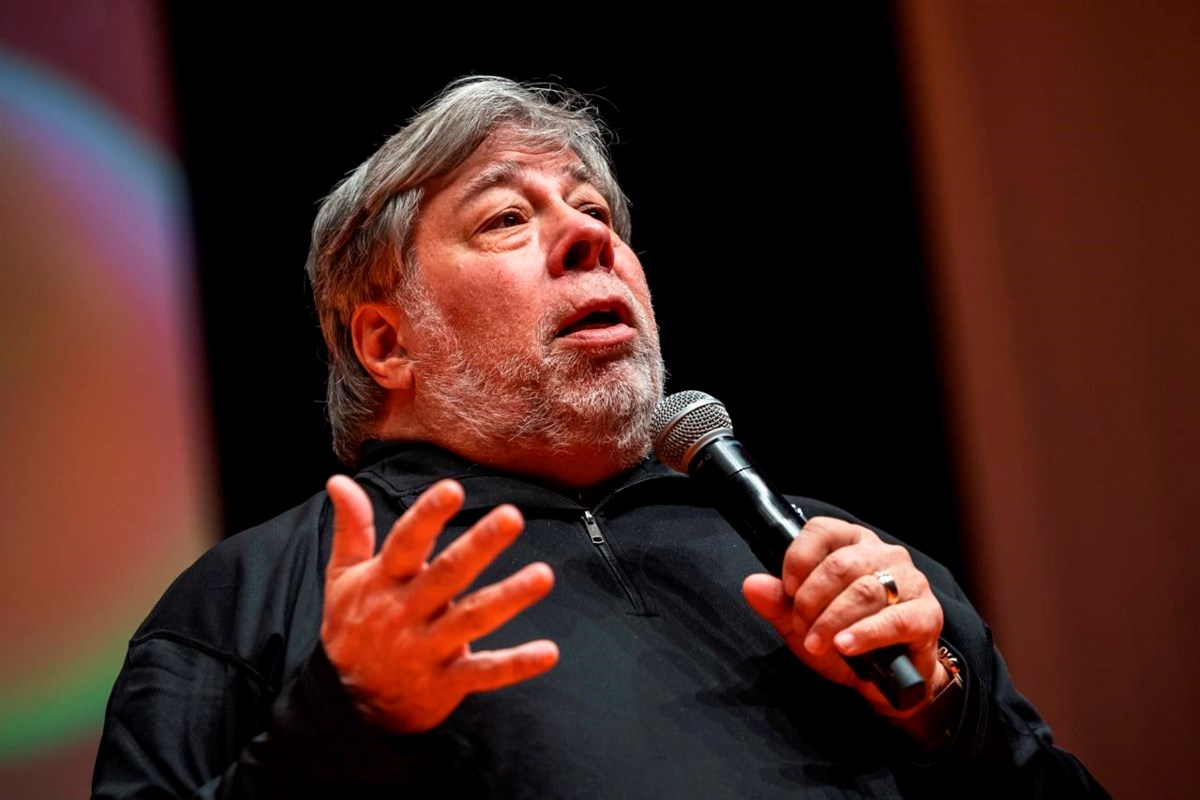 El cofundador de Apple, Steve Wozniak, dice que ha regresado a casa después de sufrir un derrame cerebral leve en México