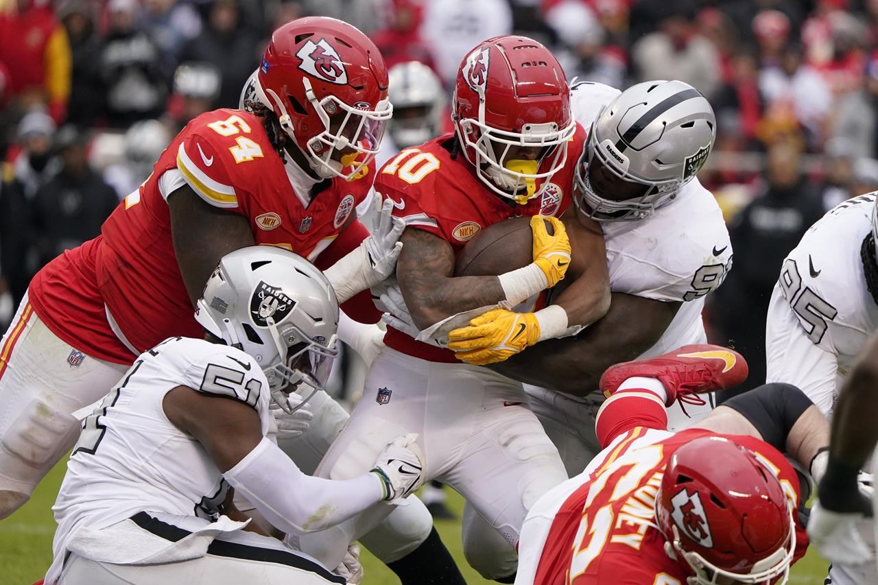 NFL roundup: Resurgent Raiders use 2 defensive touchdowns to clip Chiefs  20-14 - North Bay News