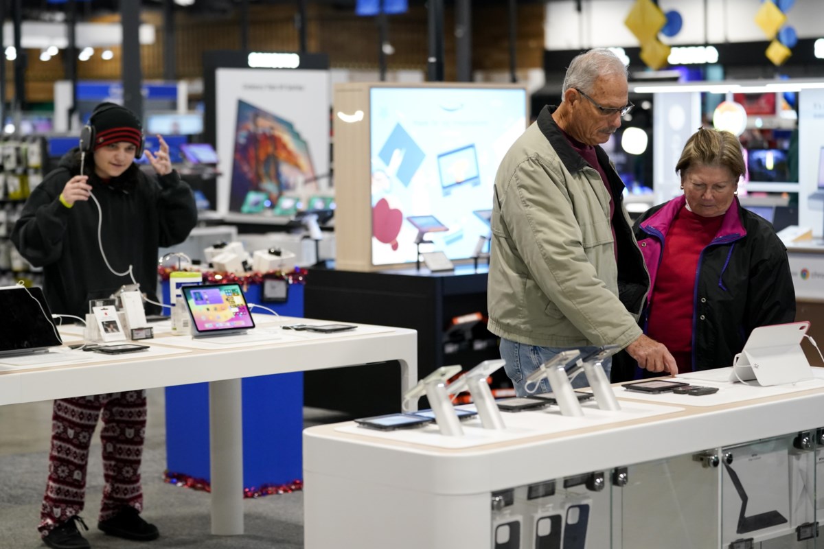 What stores are open and closed for New Year’s Eve 2023? See hours for