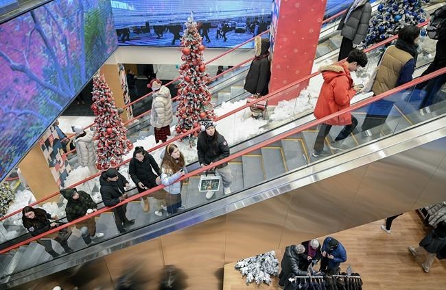 Las preocupaciones de bolsillo y los conflictos en el extranjero empañan los planes de gastos de Nochevieja