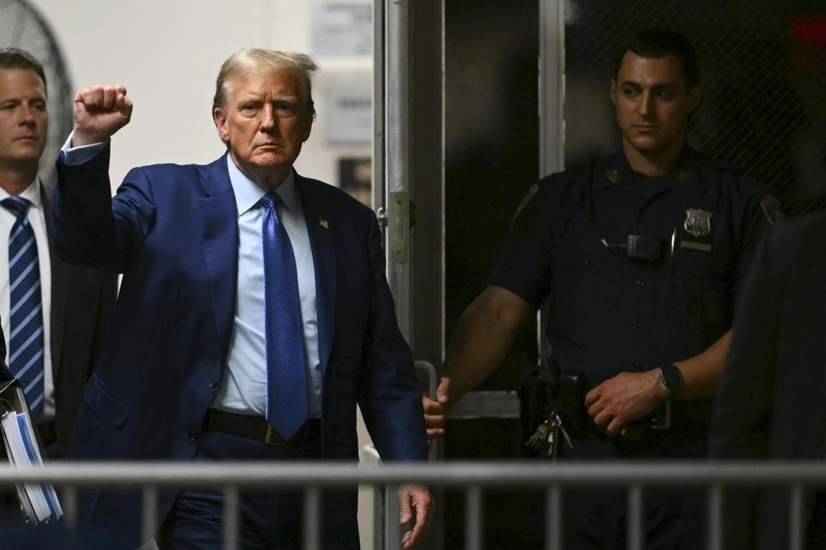 Phiên tòa xét xử tiền bịt miệng của Trump phụ thuộc vào các giao dịch kinh doanh, không phải vào lời khai gây sốc của Stormy Daniels - Bow Valley News