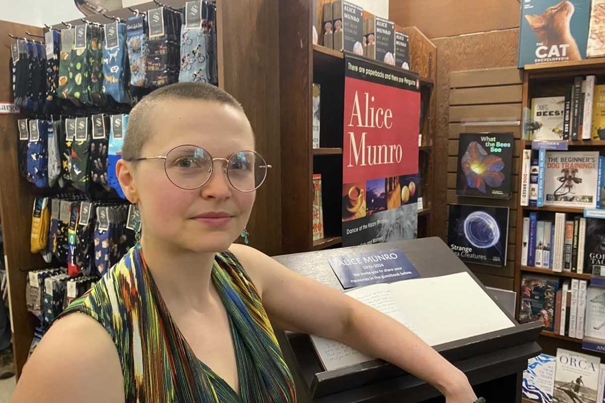 La mort de l’auteur Alice Munro est « douce-amère » dans la librairie Victoria qui porte son nom