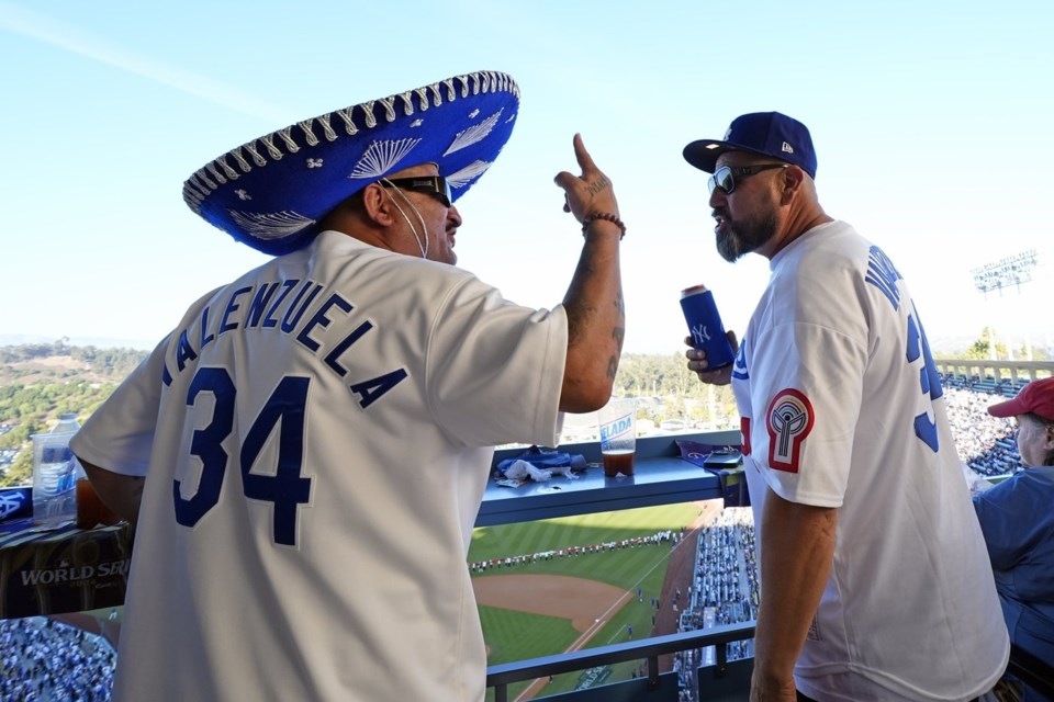 Sự hiện diện của Fernando Valenzuela nổi bật trên Sân vận động Dodger trước trận mở màn World Series - Victoria Times Colonist