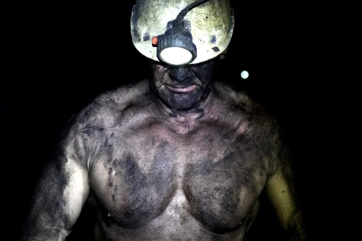 In one portrait, an AP Photographer tells the story of how difficult the job of a miner is