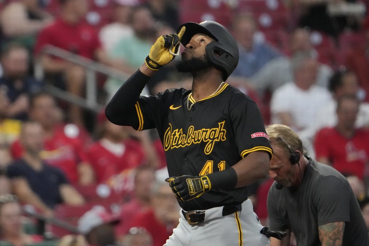 Outfielder Bryan De La Cruz agrees to 1year contract with Atlanta