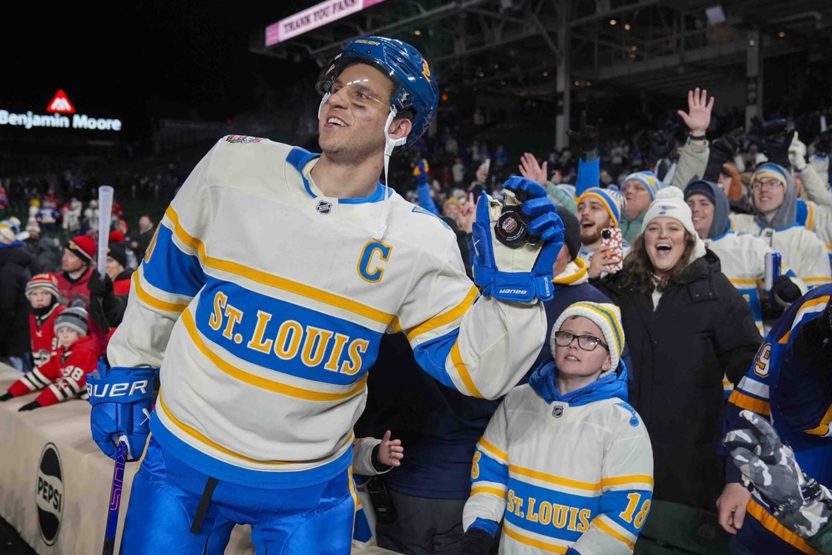 Blues have all the fun in convincing victory over the Blackhawks in the