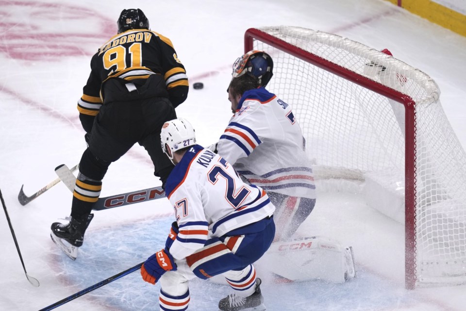 Oilers' goalie Stuart Skinner leaves game after collision with Bruins