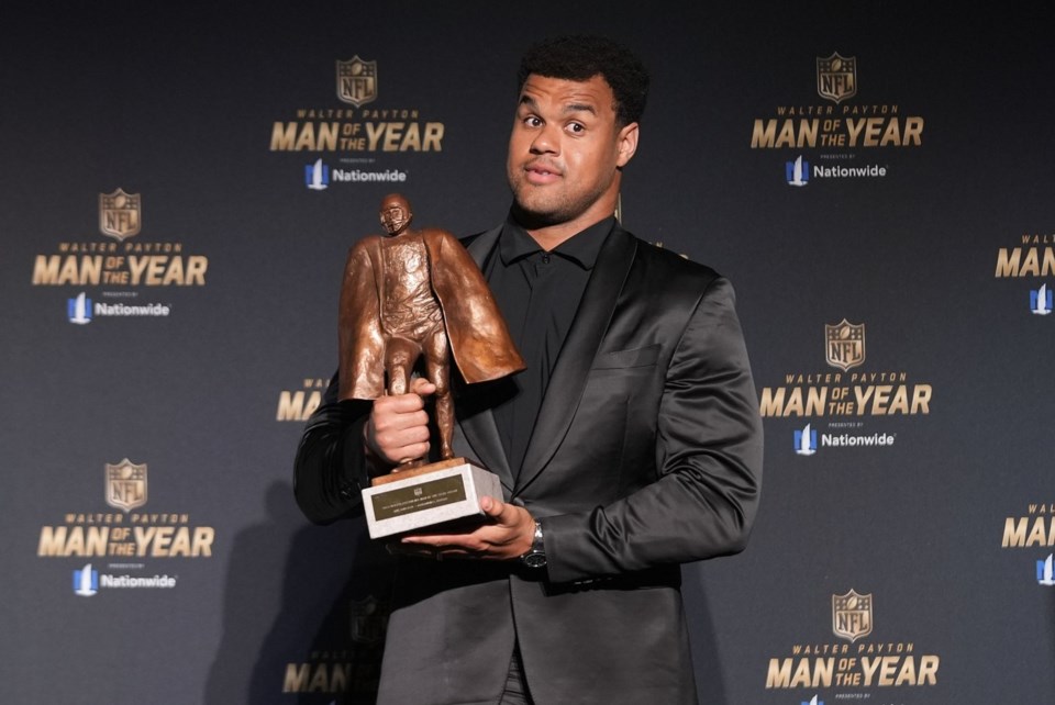 Jaguars' Arik Armstead wins Walter Payton Man of the Year at the NFL
