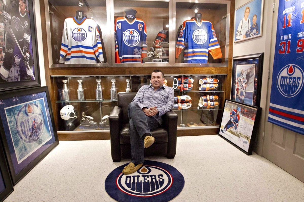 Gretzky super fan, memorabilia market undeterred by outrage over Trump connection