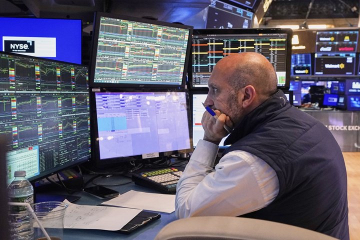 US stocks sink as S&P 500 breaks a 6-day winning streak