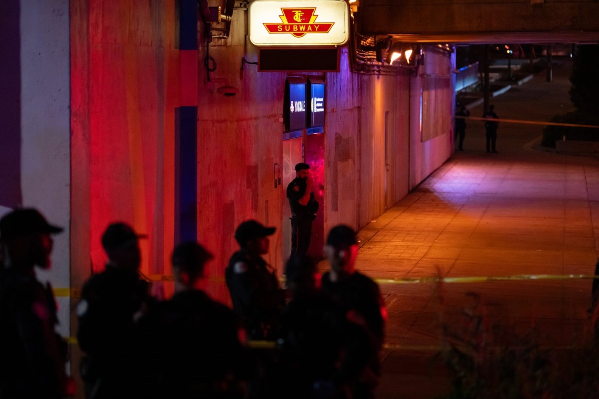 Police seek multiple suspects after Toronto shooting leaves one dead, five injured