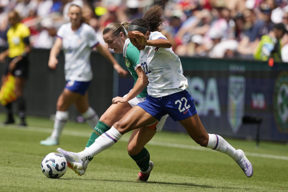 Ireland forward Saoirse Noonan, left, and United States forward Yazmeen Ryan (22) battle for the ball during the first half of an international friendly women's soccer match in Cincinnati, Sunday, June 29, 2025. (AP Photo/Carolyn Kaster)
