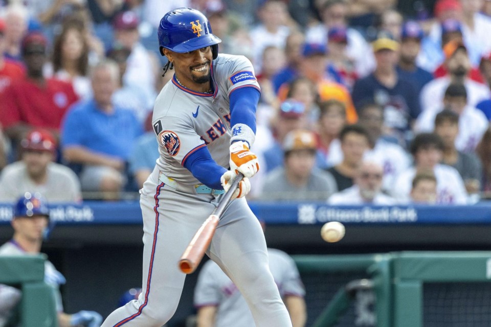 New York Mets' Francisco Lindor hits a single during the first inning of a baseball game against the Philadelphia Phillies, Sunday, June 22, 2025, in Philadelphia. (AP Photo/Laurence Kesterson)