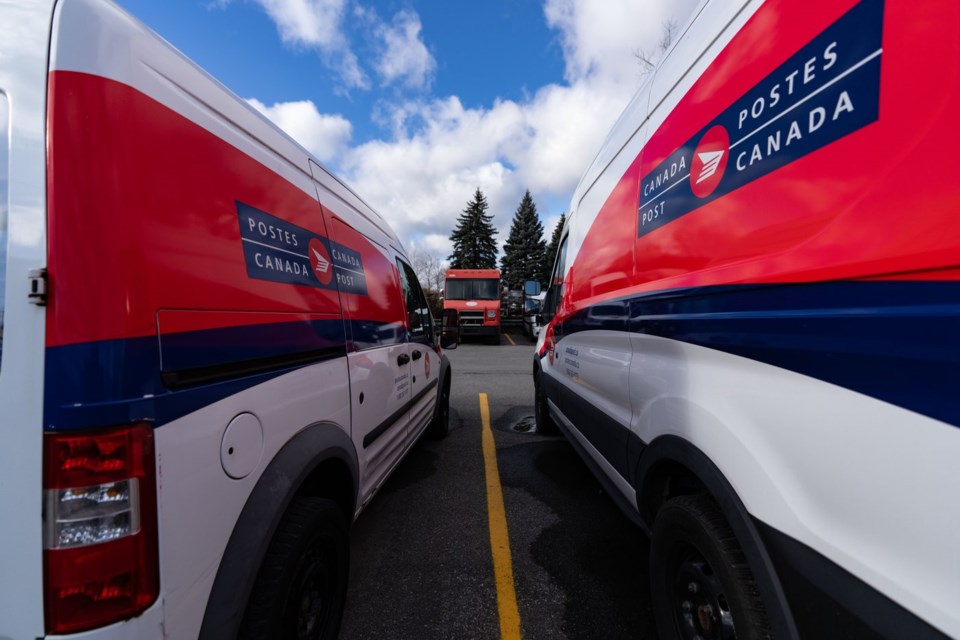 Canada Post union to lift overtime ban, stop delivering flyers