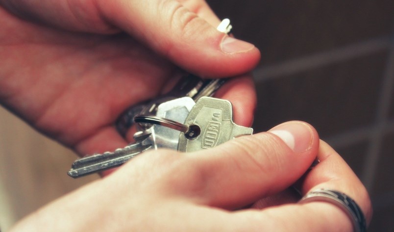 keys-house-hands