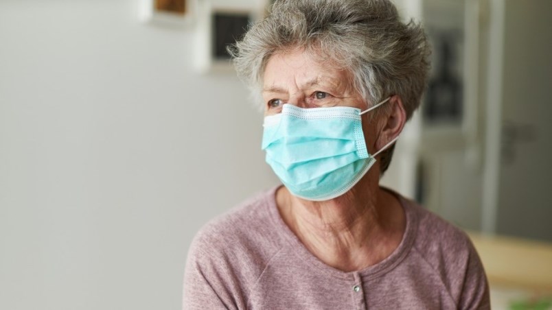 senior-with-mask