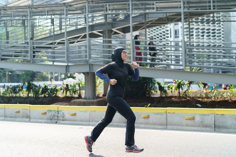 woman-hijab-running