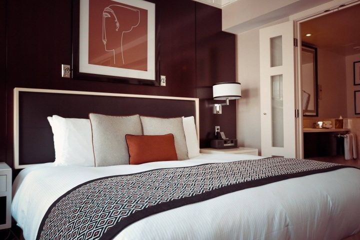hotel-room-1447201_1920-e1588378974307