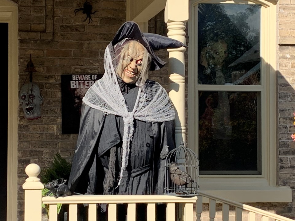 USED 2021 10 30 Halloween porch person DK