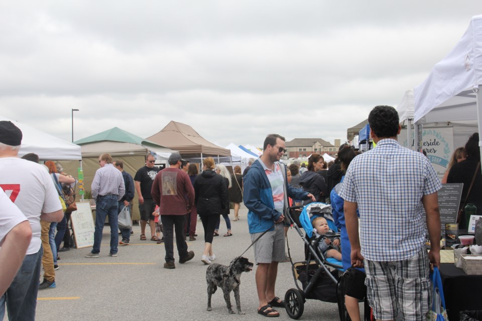 USED 2018-06-14goodmorning  3  People and pets at the North Bay Farmers' Market. Photo by Brenda Turl for BayToday.