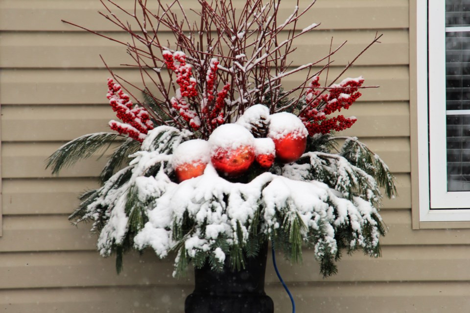 USED 2018-12-20goodmorning  2 Christmas decor in snow. Photo by Brenda Turl for BayToday.
