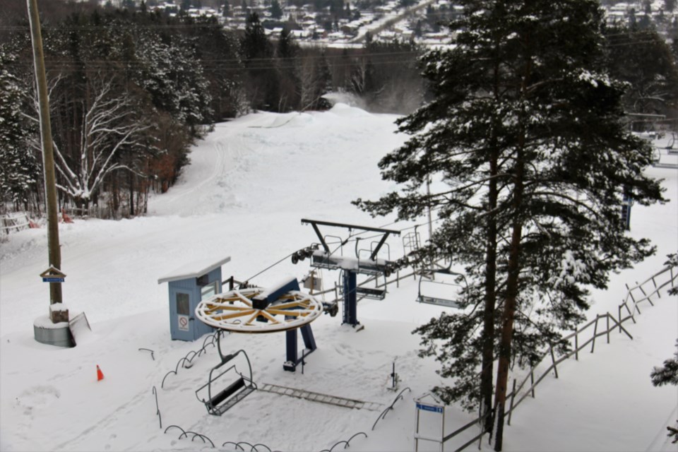 USED 2019-01-10goodmorning  3 Laurentian ski hill chair lift. Photo by Brenda Turl for BayToday.