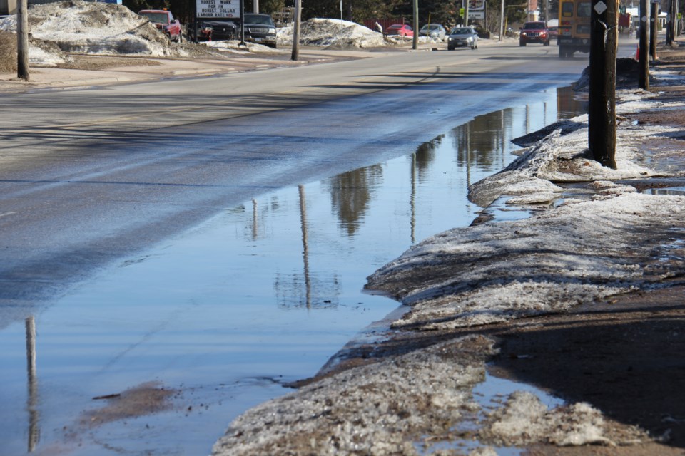 USED 2019-04-11goodmorning  7 Puddle reflections on Lakeshore Drive. Photo by Brenda Turl for BayToday.