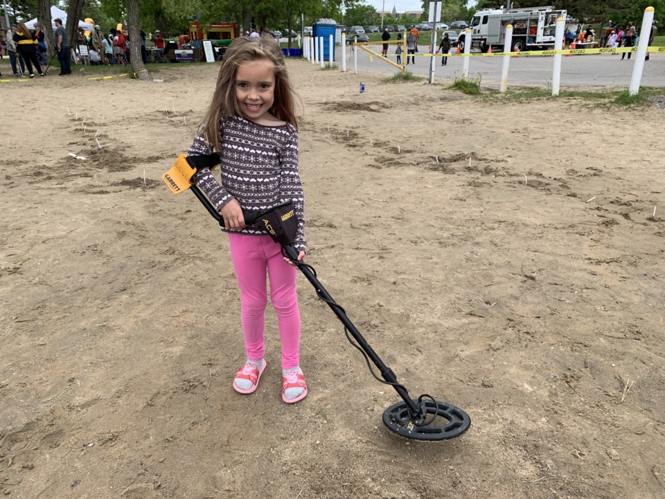 USED 2019-06-20goodmorning  4 Aubree Gilson uses the metal detector to find a prize. Photo by Brenda Turl for BayToday.