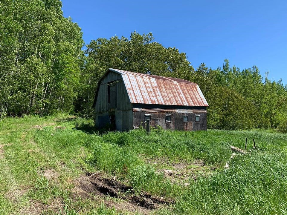 USED 2020-6-29goodmorningnorthbaybct  4  Old barn. Lorraine Valley. Temiskaming Shores area. Courtesy of Gerry Jelly.