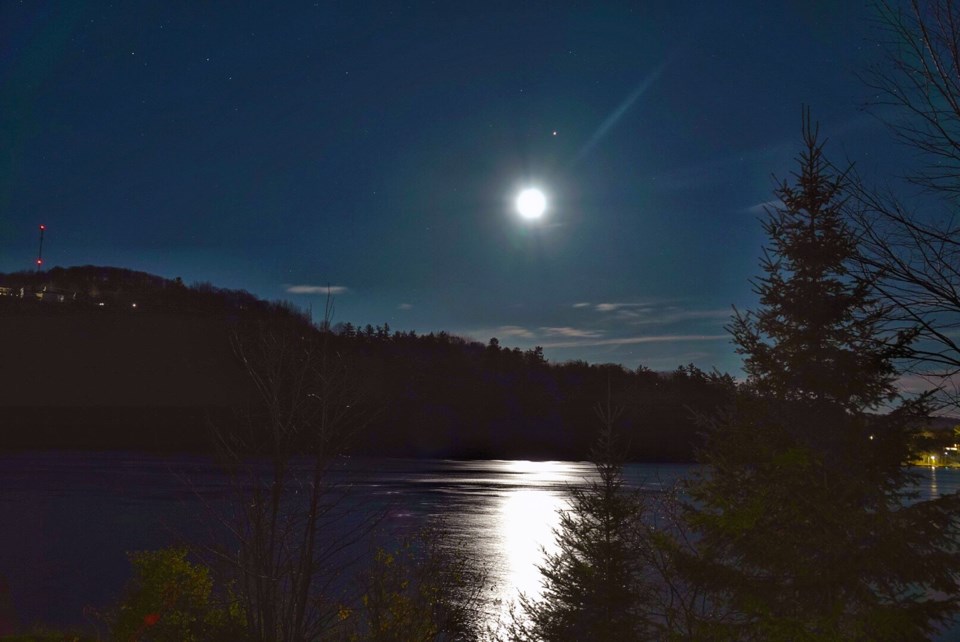 USED 2021-4-19goodmorningnorthbaybct  7 Moon rise on Lake Temiskaming. Courtesy of Rod Buckmuller.