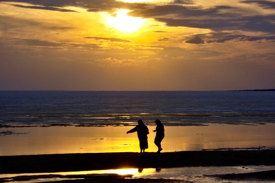 USED 2023-4-25goodmorningnorthbaybct-2-beach-walking-at-sunset-shabogesic-beach-north-bay-keith-campbell