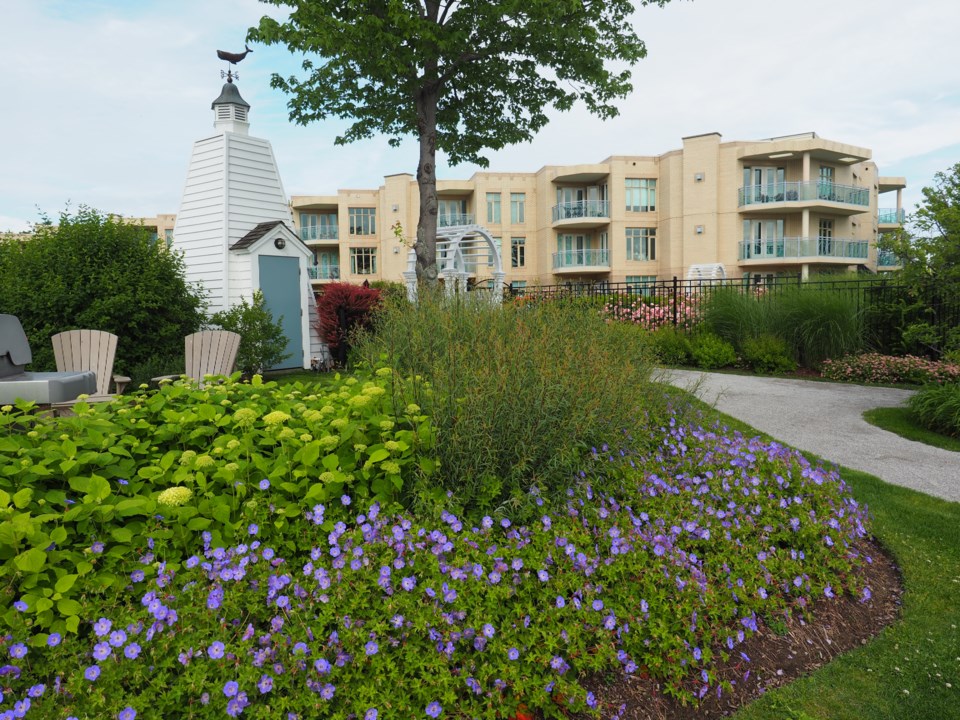 USED gm-july-9-gardens-in-front-of-kings-point-condos