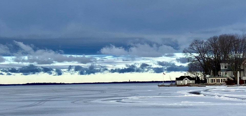 USED 2023-01-23-gm-winter-sky-over-lake-leslie