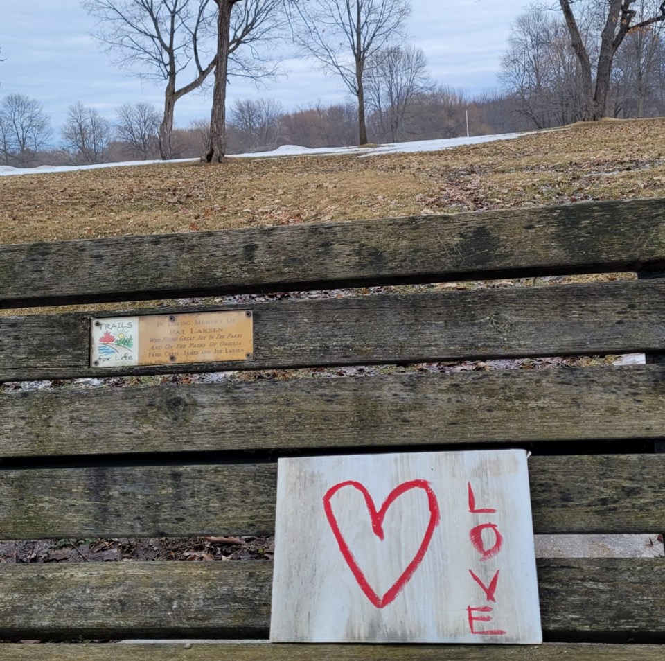 USED gm 2022-03-22 love sign on bench at tudhope joella