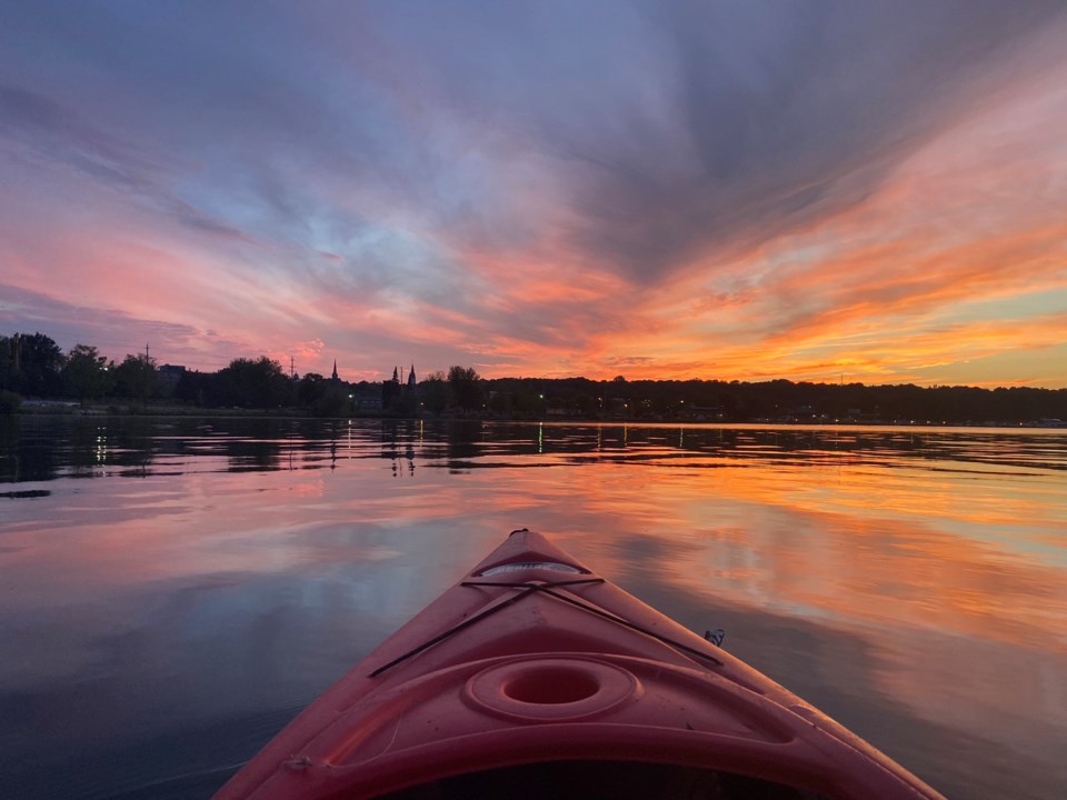 USED gm 2022-08-15 kayak sunset leslie