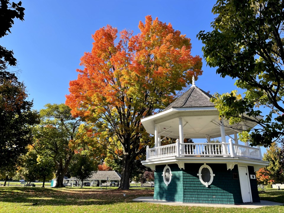 USED gm-2022-10-17-fall-bandstand-at-park-margot