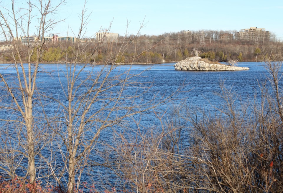 USED 2021-11-29 Ottawa River MV5