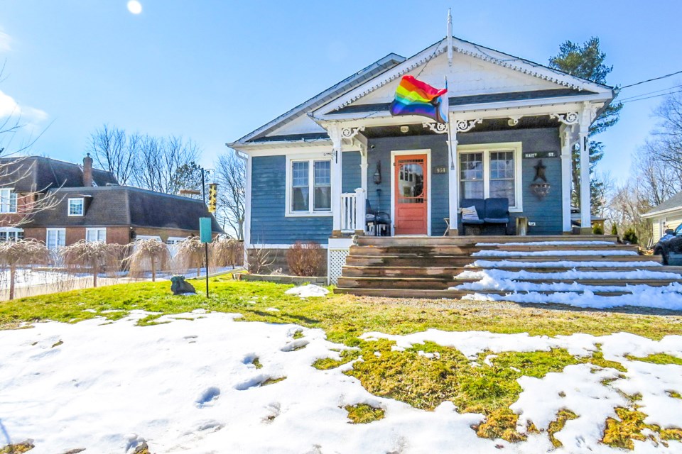 USED 03-march-17-2023-rainbow-flag-house