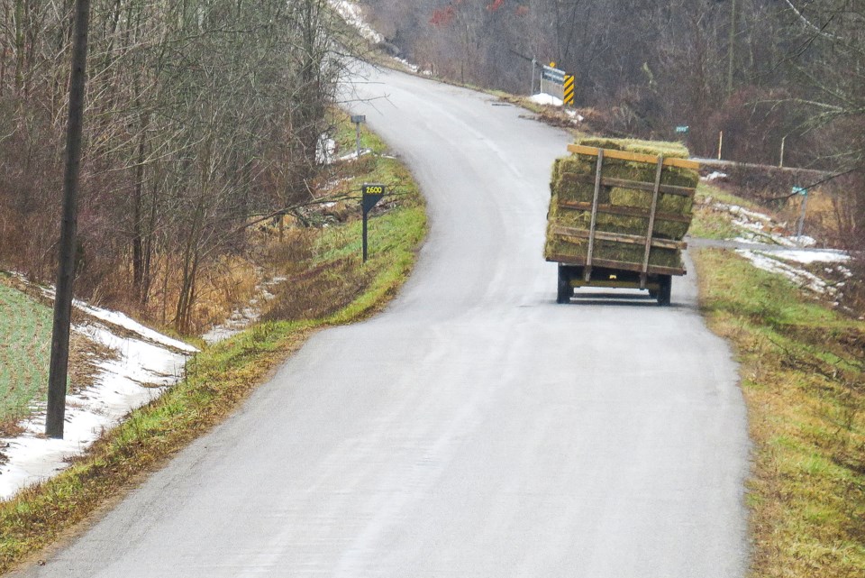 USED 2024-02-feb-12-hay-truck