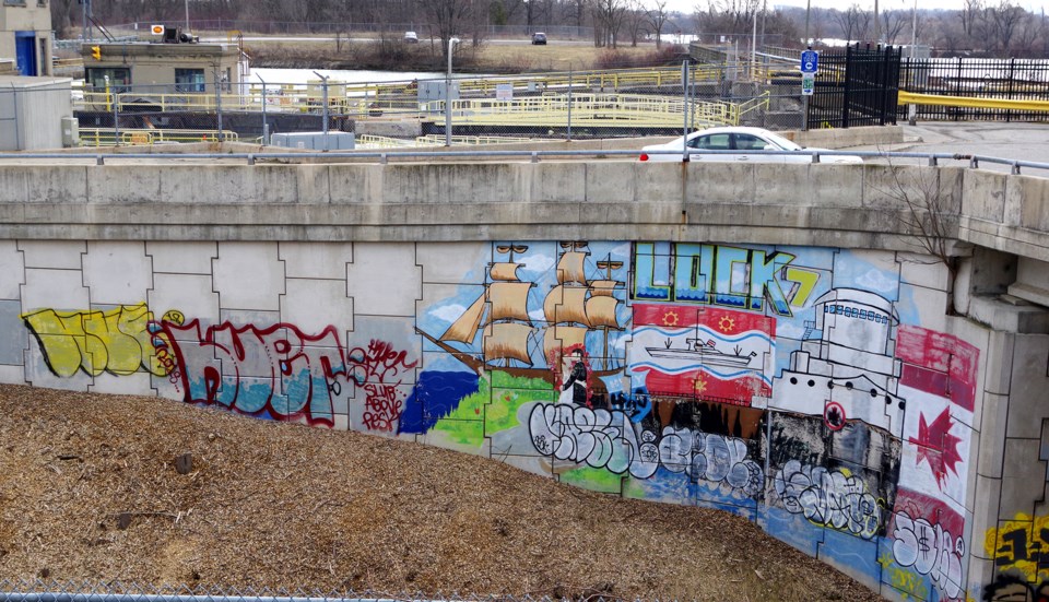 USED 3-mural-canal