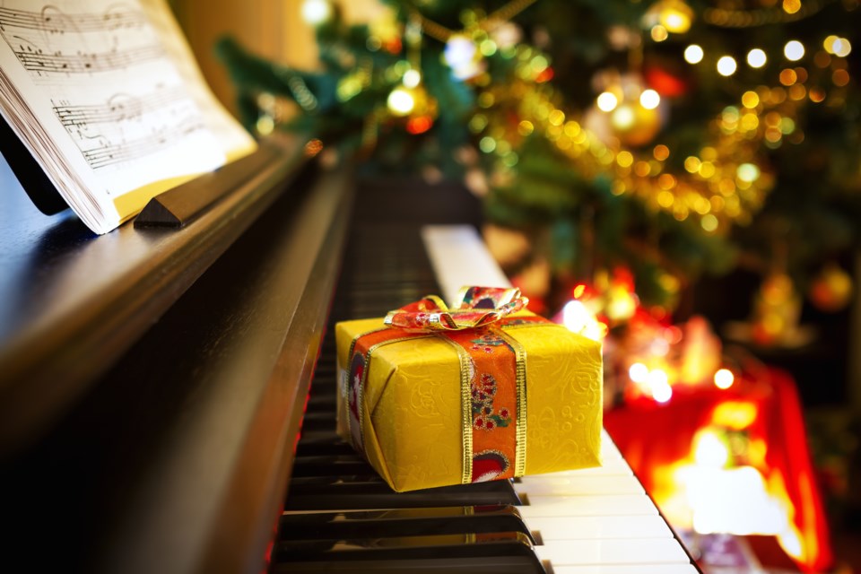 Christmas piano AdobeStock