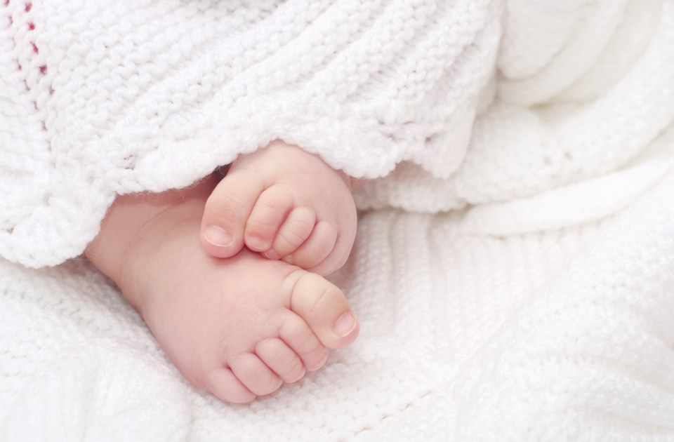 baby feet AdobeStock_103062493