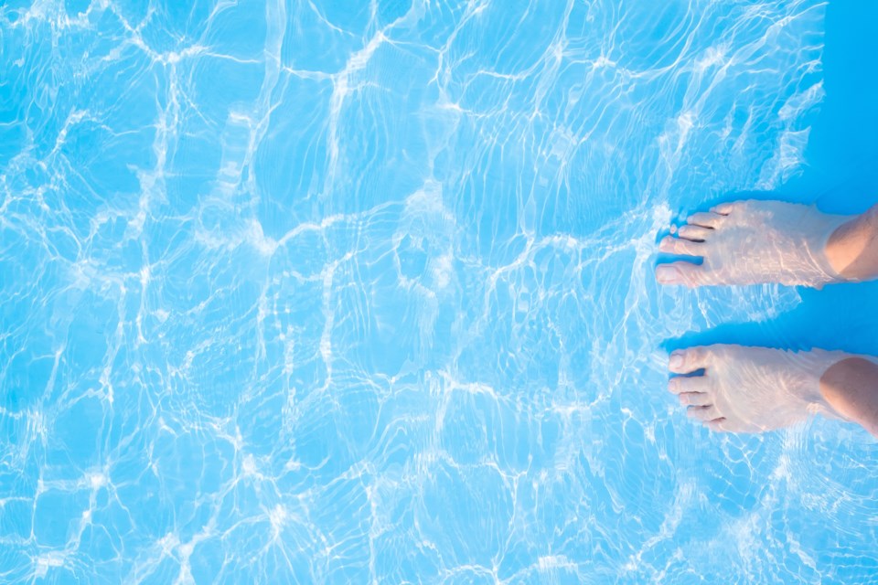 bare feet in pool