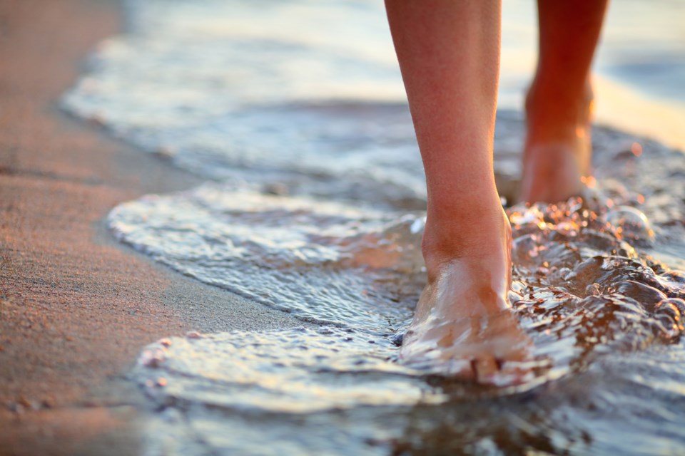 beach feet AdobeStock_159348776