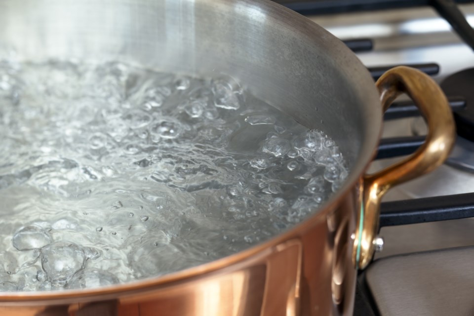 boiling water AdobeStock_96365265